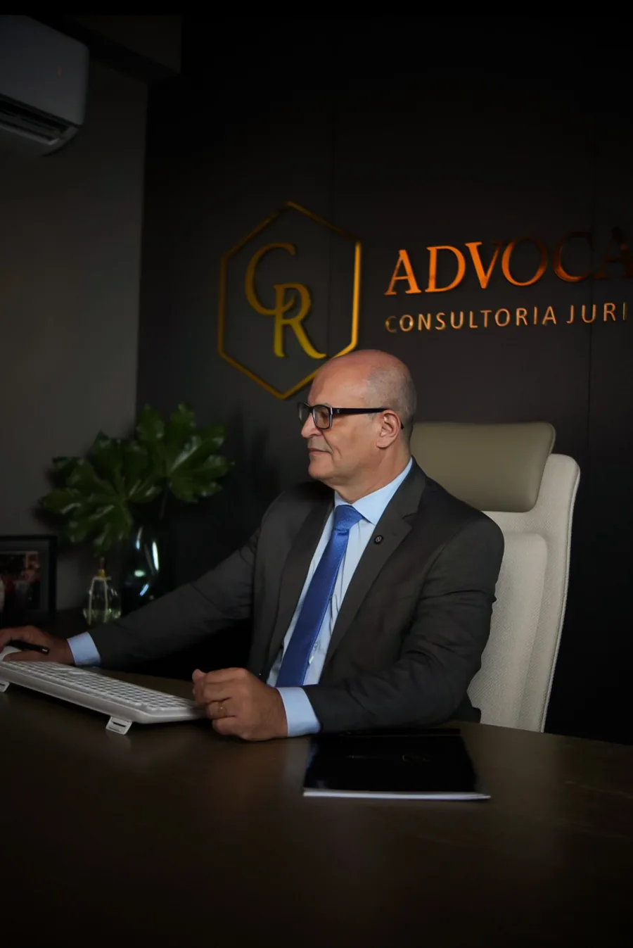 Dr. César Ricardo — Advogado e fundador do escritório